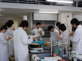 基礎化学実験II 授業風景写真